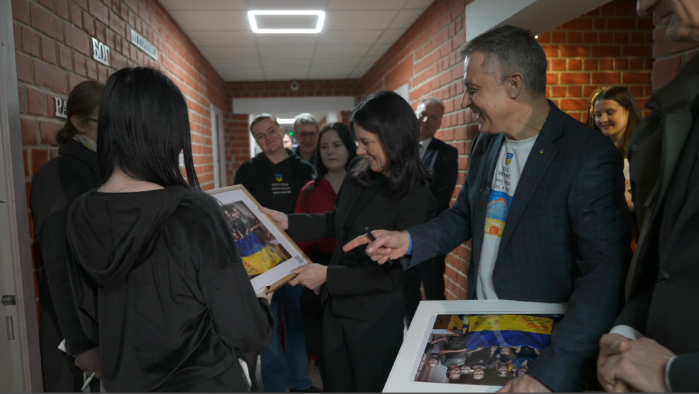 Дівчинка, врятована з окупації, подарувала фото очільниці МЗС Німеччині Бербок