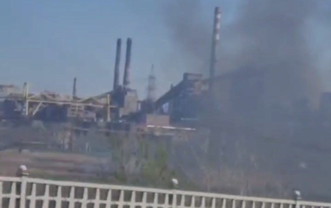 У Маріуполі поблизу “Азовсталі” горить очерет. Опубліковане відео