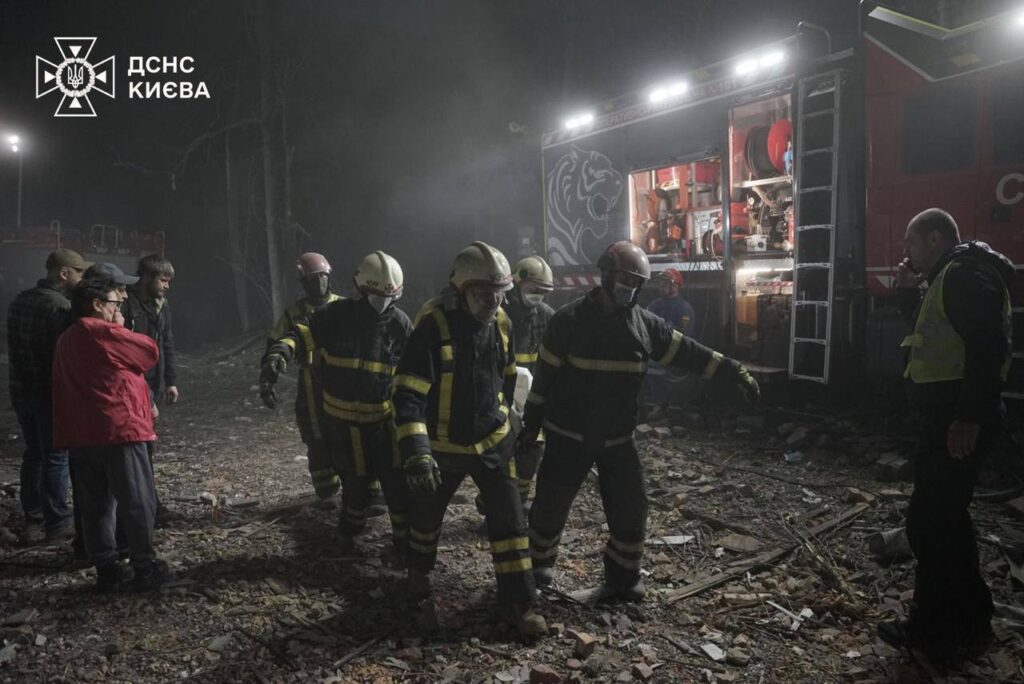 Нічний комбінований обстріл Києва: опубліковані фото з місця, де досі розбирають завали