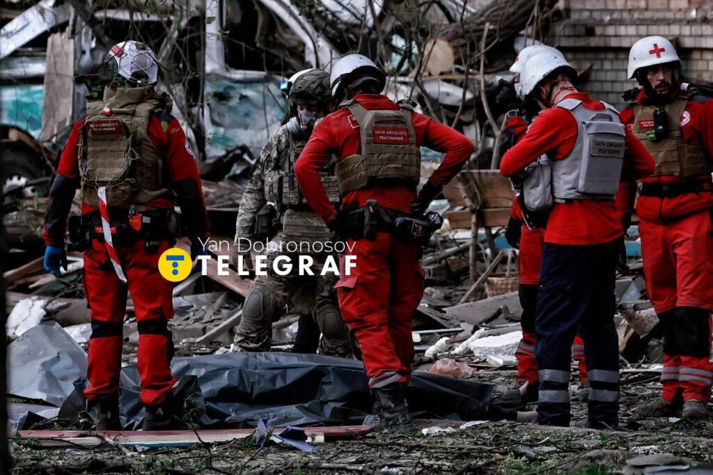 Нічний комбінований обстріл Києва: опубліковані фото з місця, де досі розбирають завали