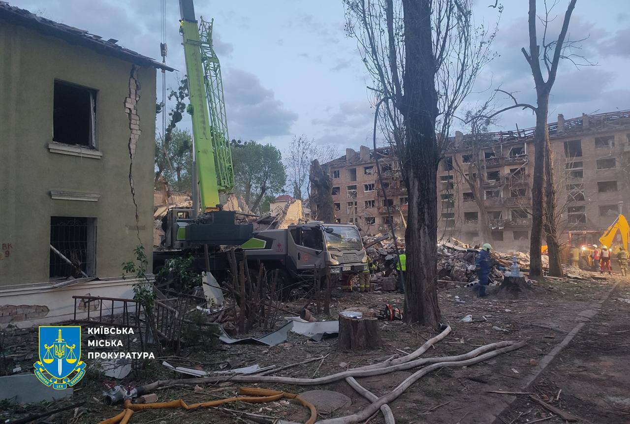 Нічний комбінований обстріл Києва: опубліковані фото з місця, де досі розбирають завали