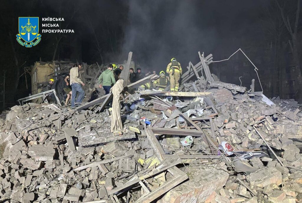 Нічний комбінований обстріл Києва: опубліковані фото з місця, де досі розбирають завали