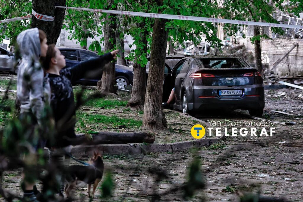 Нічний комбінований обстріл Києва: опубліковані фото з місця, де досі розбирають завали