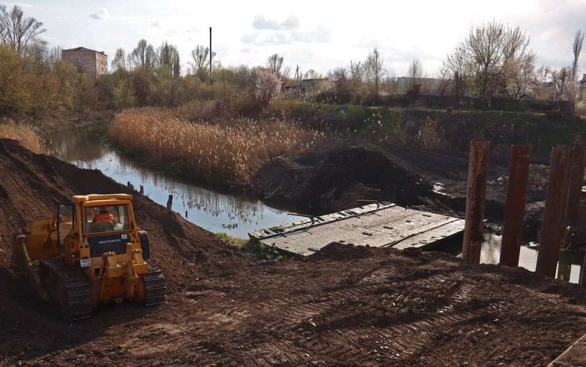 Окупанти показали понтонну переправу, яку навели в Луганську через ремонт одразу трьох мостів
