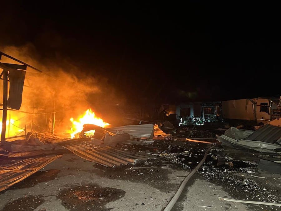 Окупанти атакували Суми дронами, зафіксовано вісім влучень. Опубліковано фото з місця “прильотів”