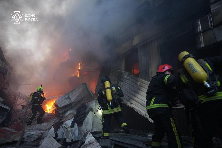 Уночі росіяни атакували Київ балістичними ракетами. У ДСНС показали наслідки ударів