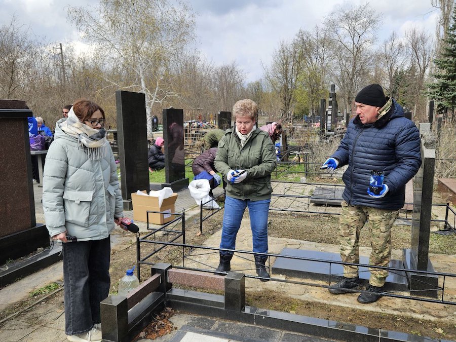 У Луганську окупанти відправили підлітків прибирати на могилах радянських солдатів