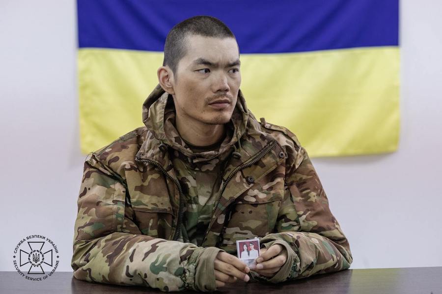 СБУ провела допит полонених китайців. Вони розповіли, як опинилися у лавах армії РФ
