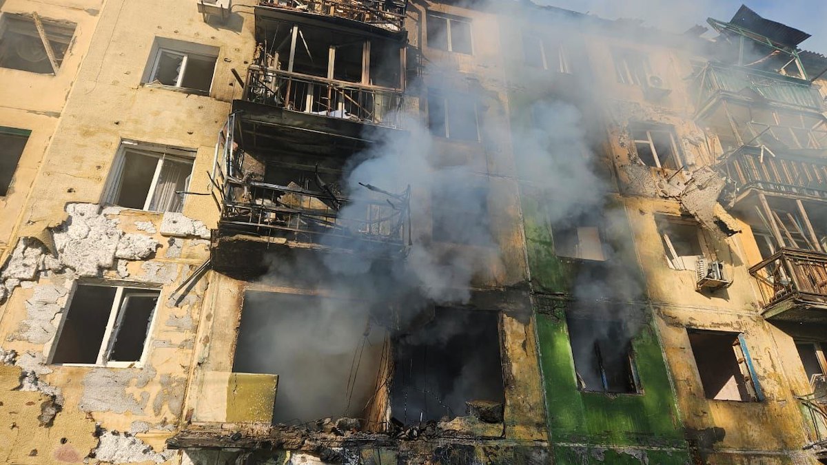 У Павлограді БПЛА окупантів влучив по багатоповерхівці, є загиблі та постраждалі. Опубліковано фото руйнувань