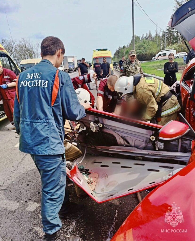 На виїзді з Луганська сталось зіткнення чотирьох автівок: є загиблі