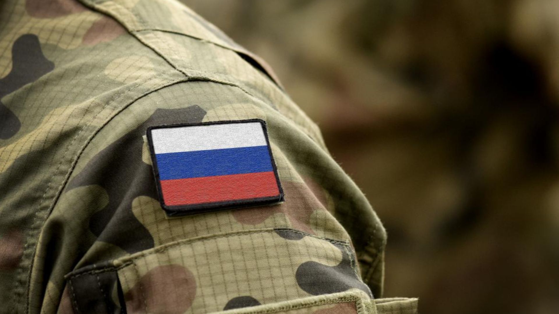 Український дрон засняв російського військового, який йде на штурм з ціпком