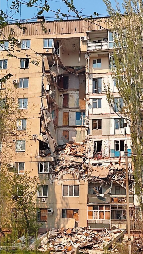 Ремонт не спостерігається. У Рубіжному показали будинок, де півтора роки тому впала стіна
