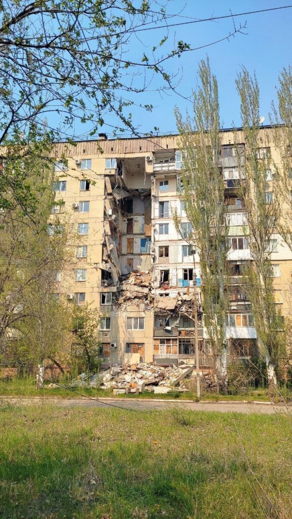 Ремонт не спостерігається. У Рубіжному показали будинок, де півтора роки тому впала стіна