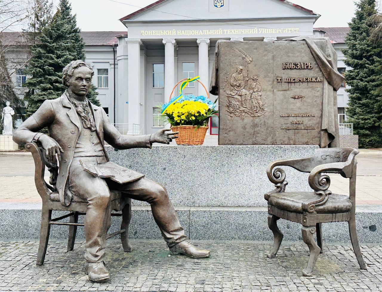 Памʼятник Тарасу Шевченку з Покровська тимчасово переїхав на Дніпропетровщину