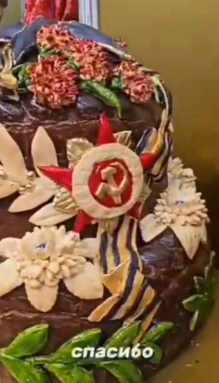 У Луганську спекли “коровай перемоги” з вічним вогнем і орденами: пекарі назвали це несмаком