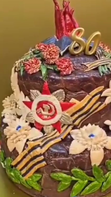 У Луганську спекли “коровай перемоги” з вічним вогнем і орденами: пекарі назвали це несмаком