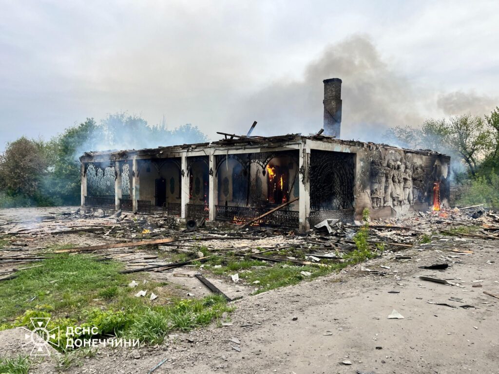 Росіяни знищили легендарне шахтарське кафе “Золотий півник” неподалік Добропілля: опубліковані фото наслідків