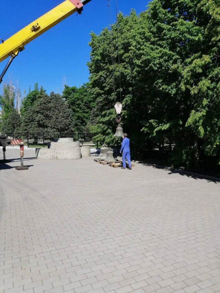 У Костянтинівці показали, як вивозять церковні дзвони