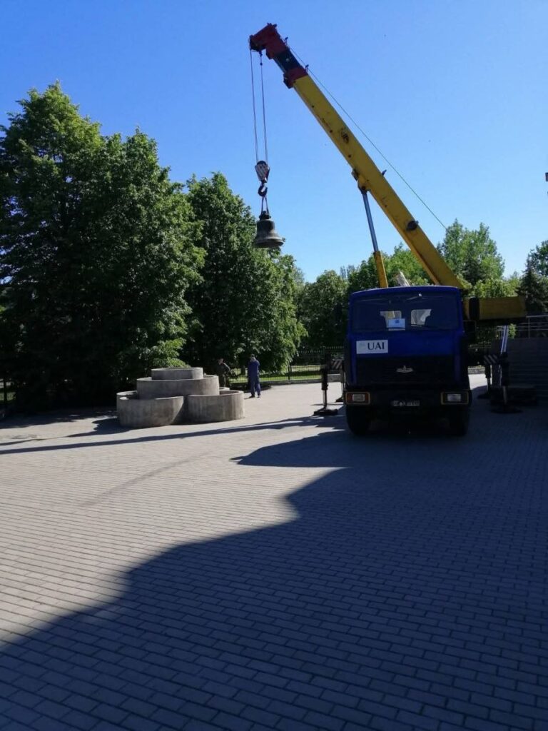 У Костянтинівці показали, як вивозять церковні дзвони