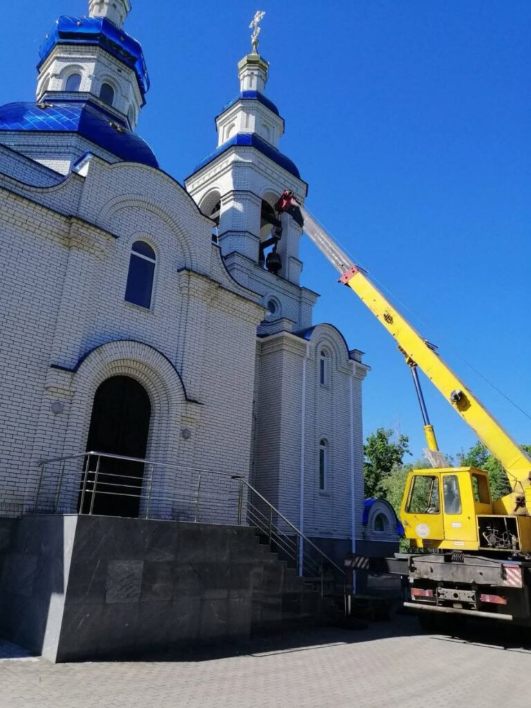 У Костянтинівці показали, як вивозять церковні дзвони