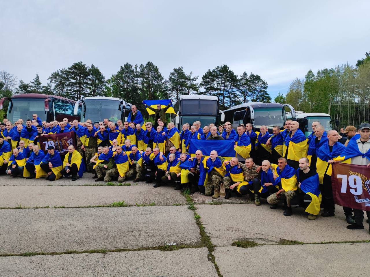 Україна повернула з російського полону 205 військових. Зворушливі фото