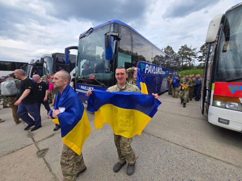 307 наших вдома: фото зворушливого повернення з російського полону