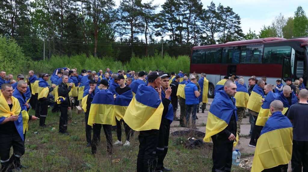 Україна повернула з російського полону 205 військових. Зворушливі фото