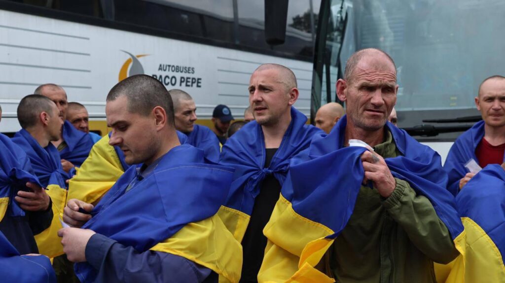 307 наших вдома: фото зворушливого повернення з російського полону
