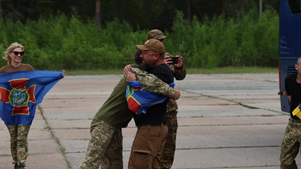 307 наших вдома: фото зворушливого повернення з російського полону