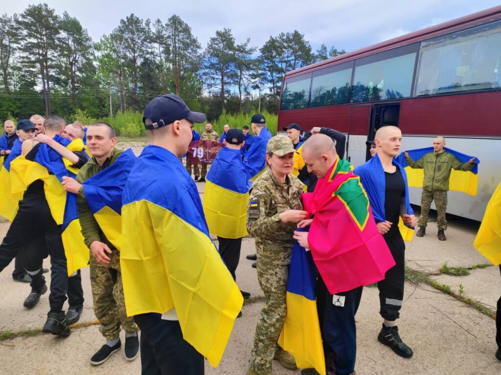 Україна повернула з російського полону 205 військових. Зворушливі фото