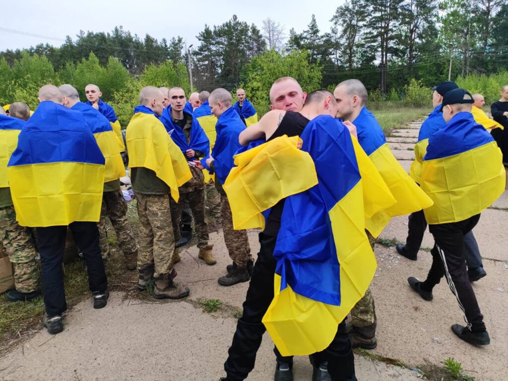 Україна повернула з російського полону 205 військових. Зворушливі фото