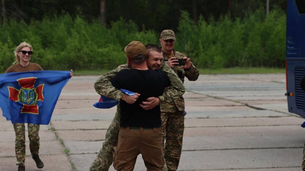 307 наших вдома: фото зворушливого повернення з російського полону