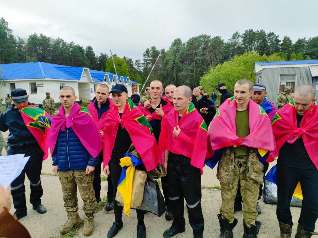 Україна повернула з російського полону 205 військових. Зворушливі фото