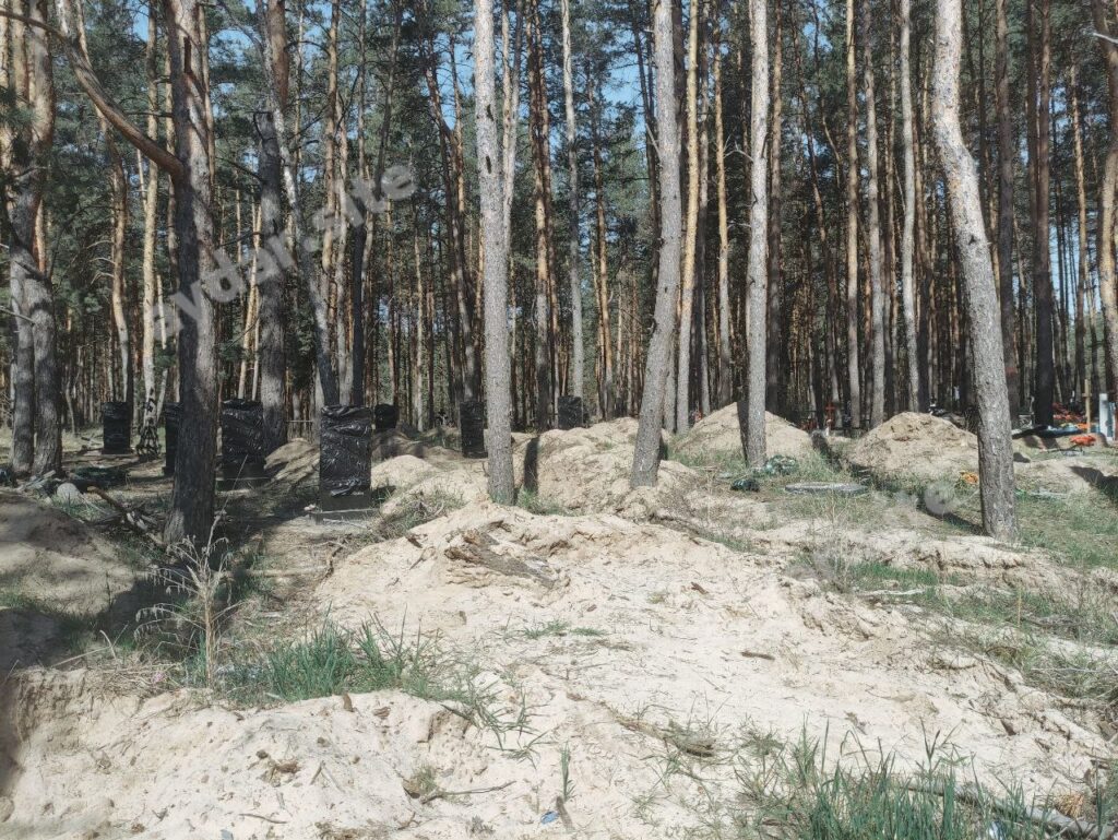 У Чмирівці на Луганщині окупанти обмотали чорною плівкою пам’ятники загиблим українським воїнам. Опубліковані фото