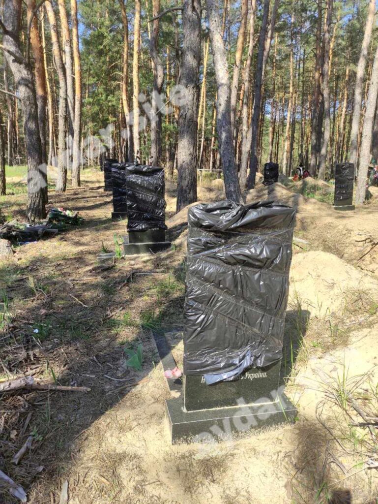 У Чмирівці на Луганщині окупанти обмотали чорною плівкою пам’ятники загиблим українським воїнам. Опубліковані фото