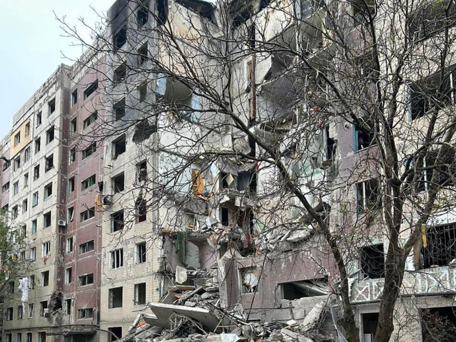 Окупанти скинули авіабомбу на Костянтинівку. Вона влучила в багатоповерхівку, постраждали 12 осіб