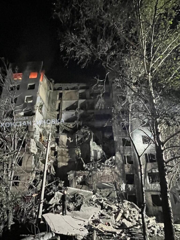 Окупанти скинули авіабомбу на Костянтинівку. Вона влучила в багатоповерхівку, постраждали 12 осіб