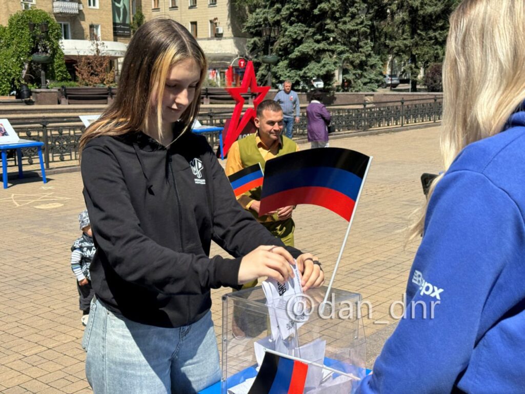 У Донецьку показали постановку постановочного референдуму 2014 року