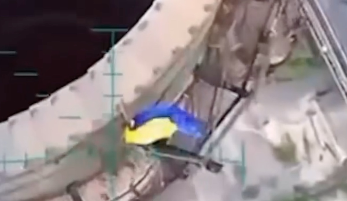 Українські військові встановили прапор України в окупованому Сіверськодонецьку, який сьогодні святкує день міста