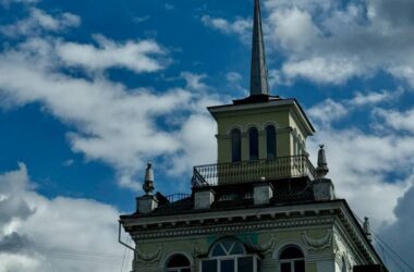 На окупованій Луганщині “суддям” дозволили першими претендувати на “віджате” житло