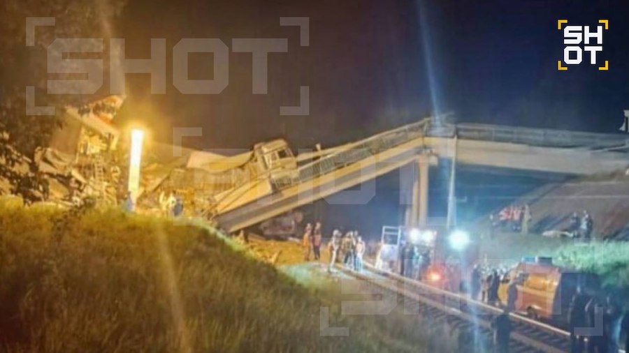 Сім загиблих та майже 50 постраждалих: у Брянській області міст впав на пасажирський поїзд. Опубліковано фото і відео