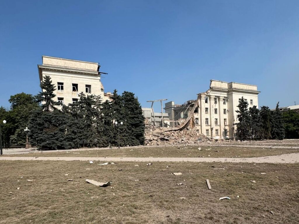 Росіяни знищили будівлю Херсонської ОВА: фото наслідків