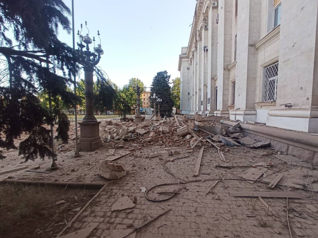 Росіяни знищили будівлю Херсонської ОВА: фото наслідків