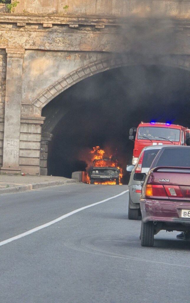 В алчевському тунелі загорівся легковий автомобіль