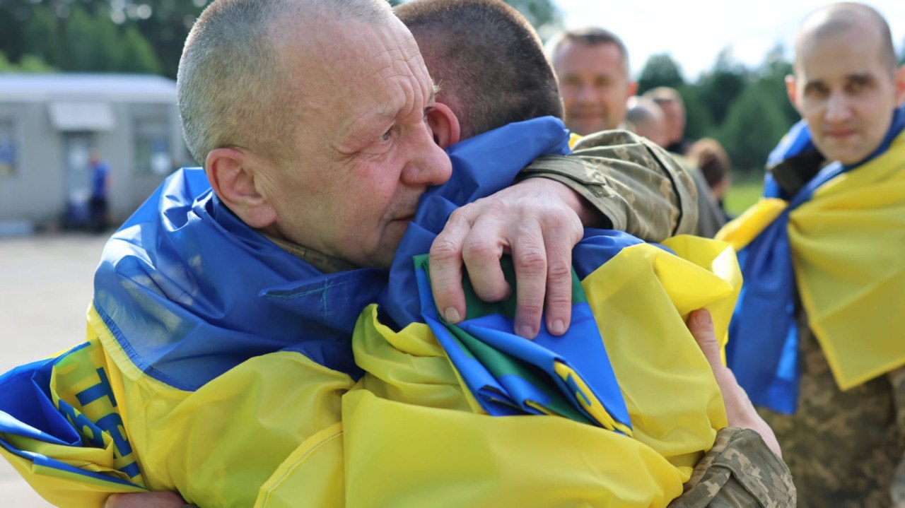 Україна повернула з полону групу Захисників до 25 років, поранених та з проблемами зі здоров’ям: щемливі фото з обміну