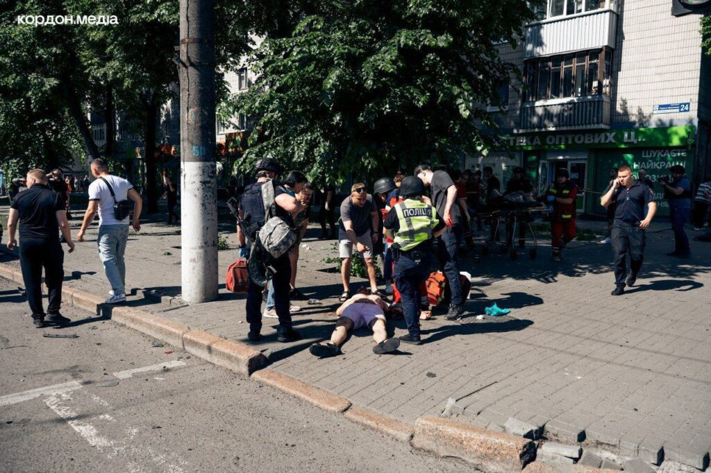 Росія ударила артилерією по центру Сум. Опубліковані фото наслідків влучання