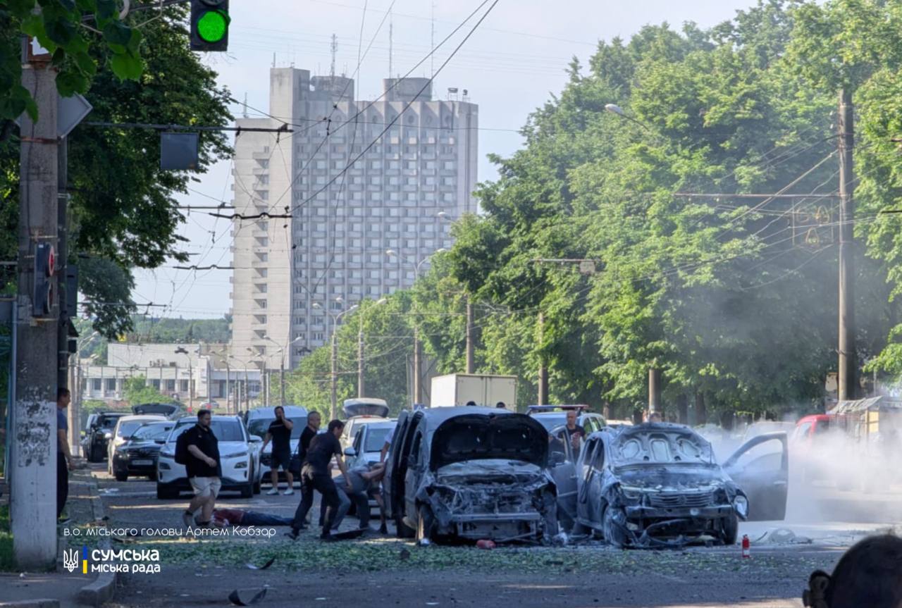 Росія ударила артилерією по центру Сум. Опубліковані фото наслідків влучання
