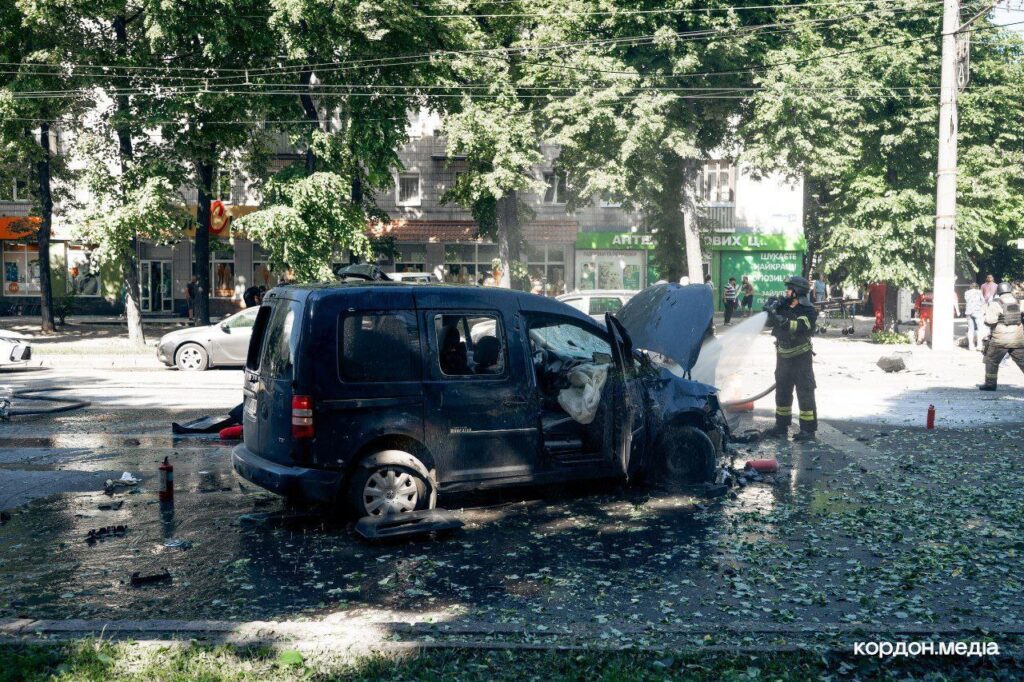 Росія ударила артилерією по центру Сум. Опубліковані фото наслідків влучання