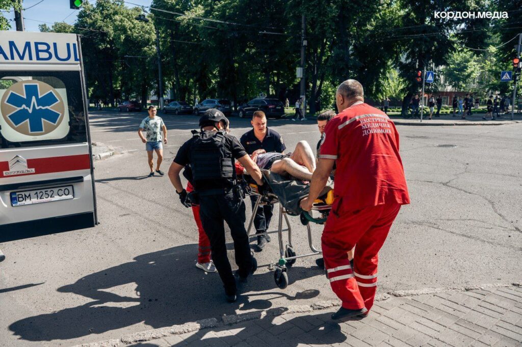 Росія ударила артилерією по центру Сум. Опубліковані фото наслідків влучання