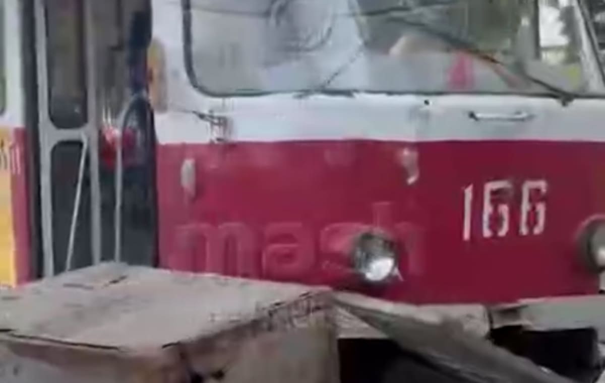 Трамвай зійшов з рейок та протаранив сміттєві контейнери в окупованому Донецьку. Опубліковано відео